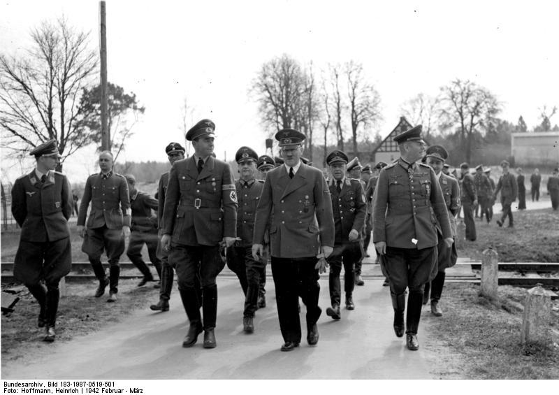 21Bundesarchiv_Bild_183-1987-0519-501,_Speer,_Buhle,_Hitler,_Keitel_bei_Spaziergang.jpg